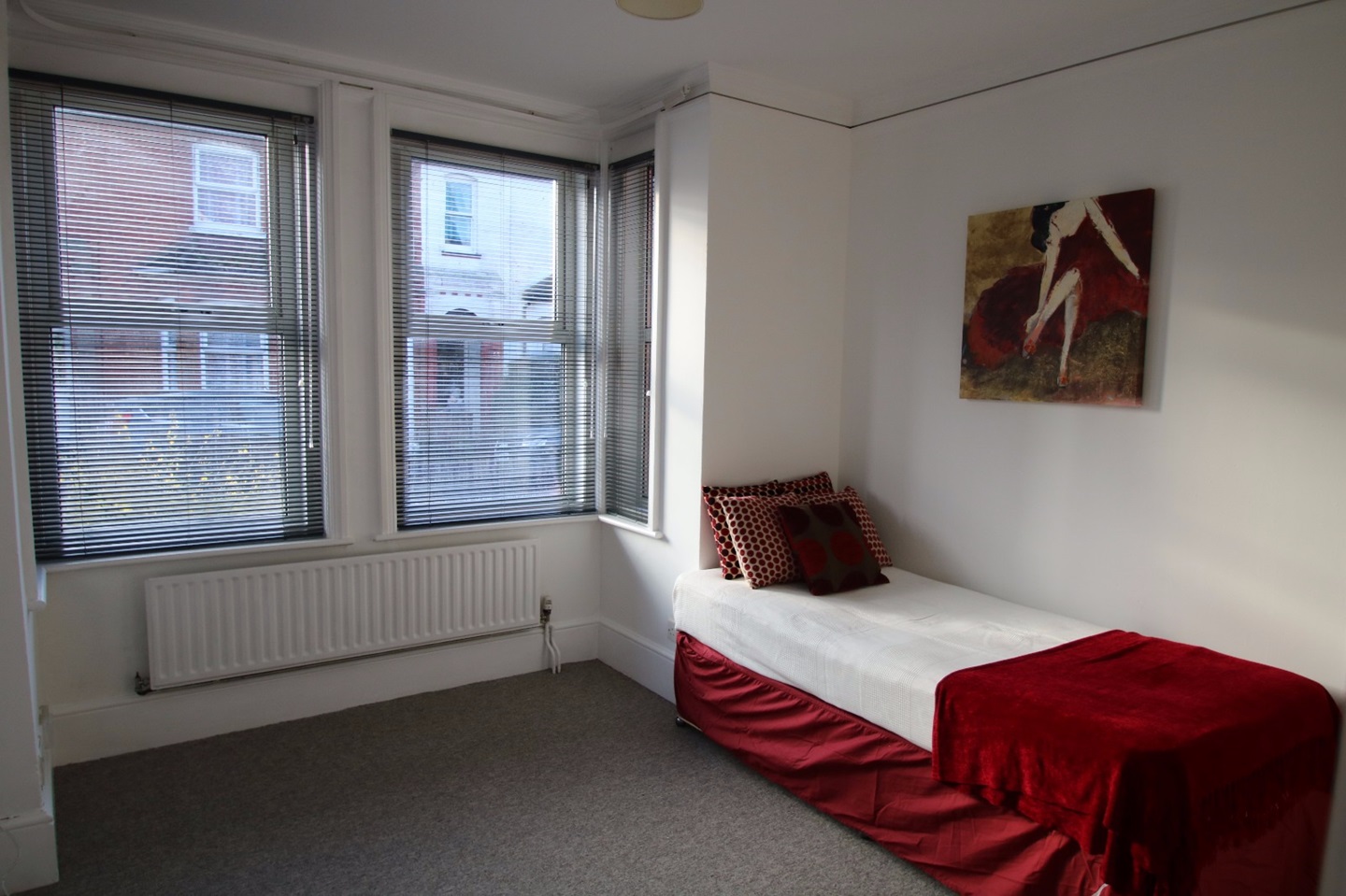 Crawley Studio Flat, East Park, RH10 To Rent Now for £695.00 p/m