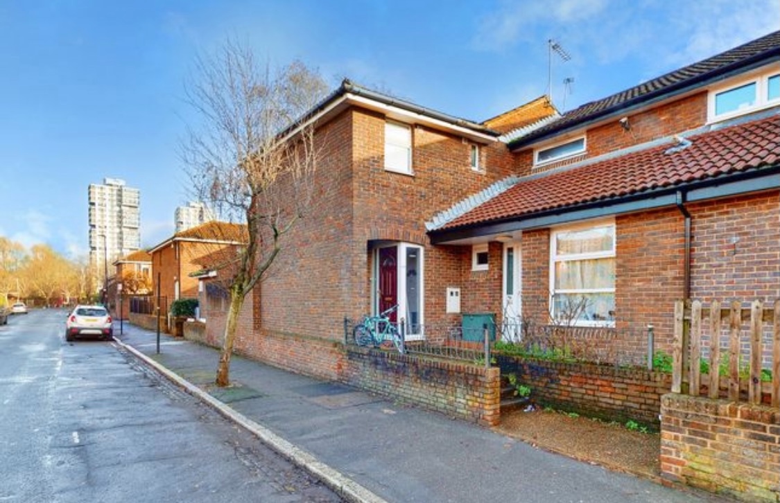 London 4 Bed End Terrace, Robertson Street, SW8 To Rent Now for £