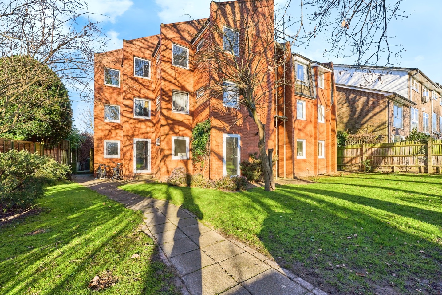 Kingston Upon Thames 2 Bed Flat, Fairways, KT2 To Rent Now for £