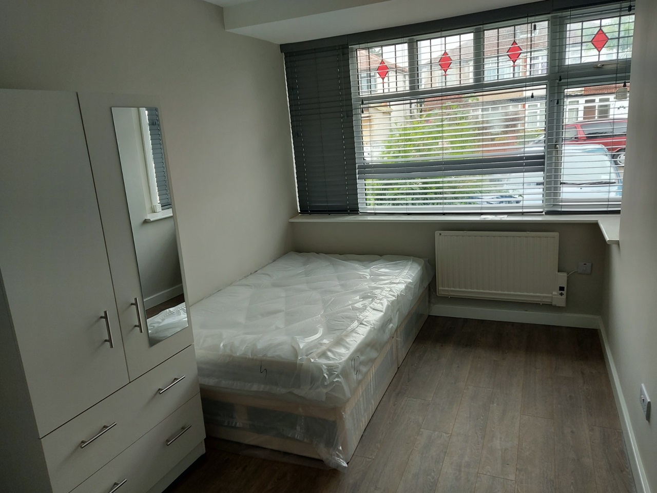 Northolt Studio Flat, Wood End Gardens, UB5 To Rent Now for £922.48 p/m