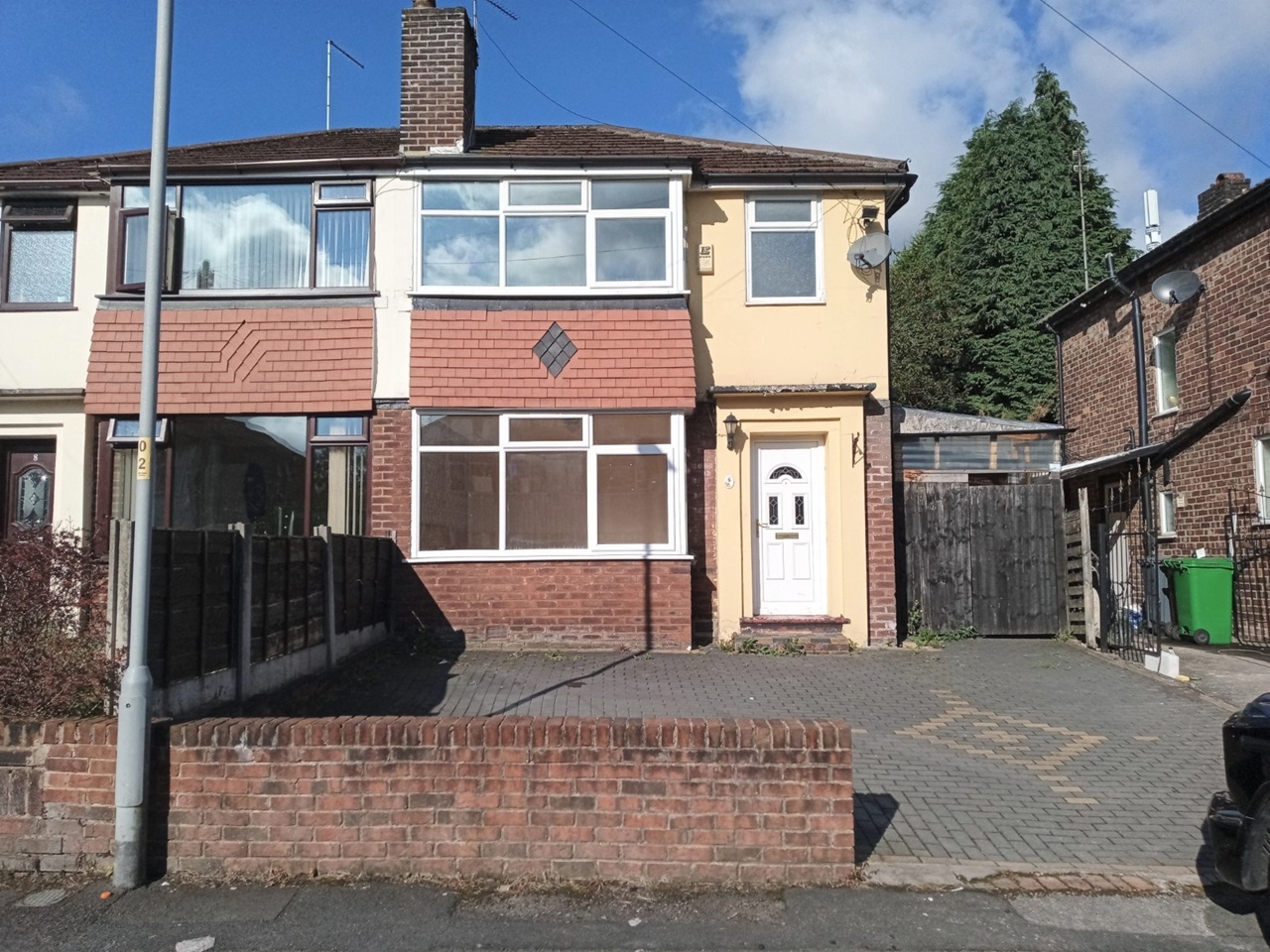Manchester 4 Bed SemiDetached House, Carr Bank Avenue, M9 To Rent