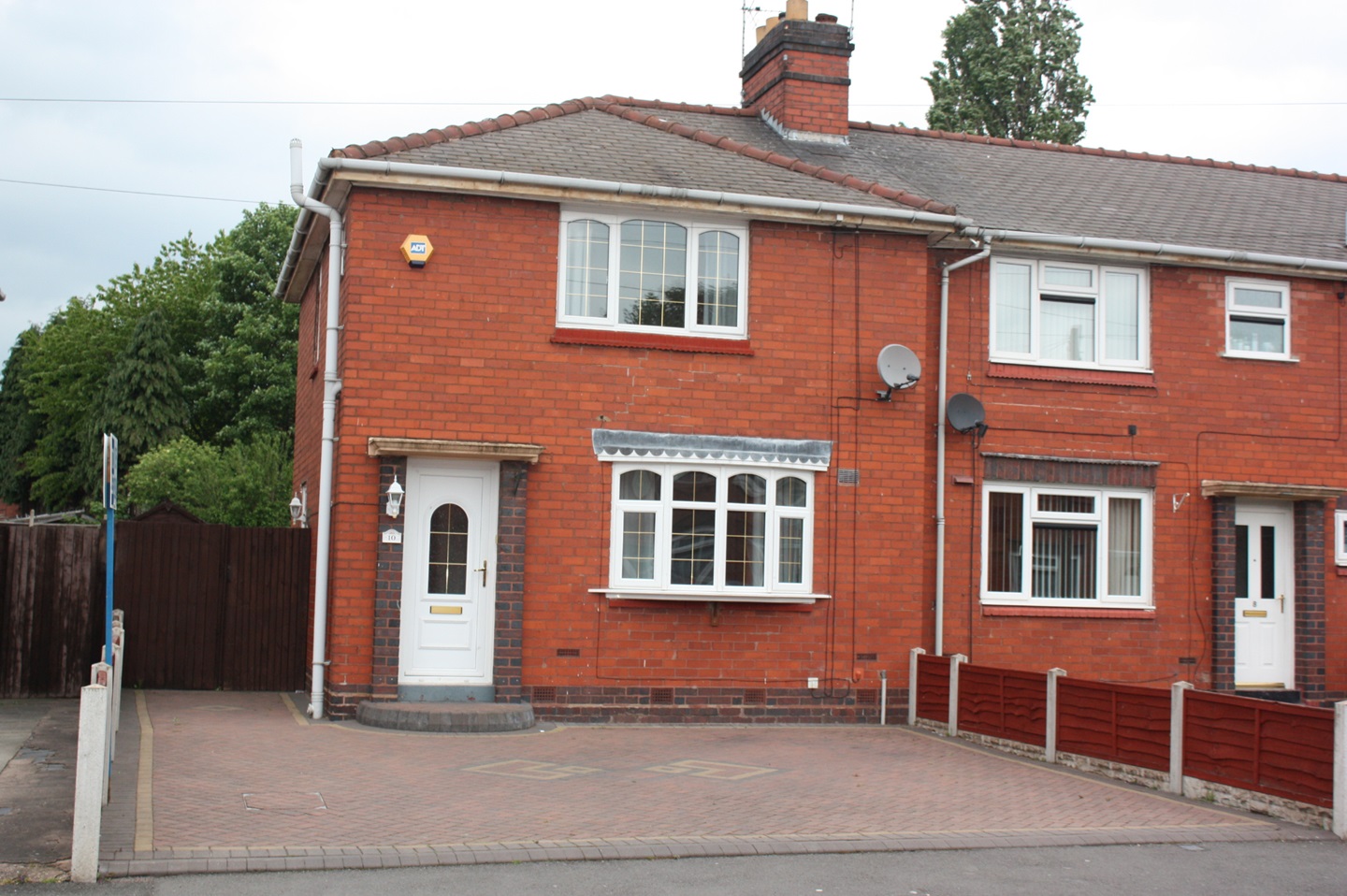 Darlaston 3 Bed SemiDetached House, Berry Avenue, WS10 To Rent Now
