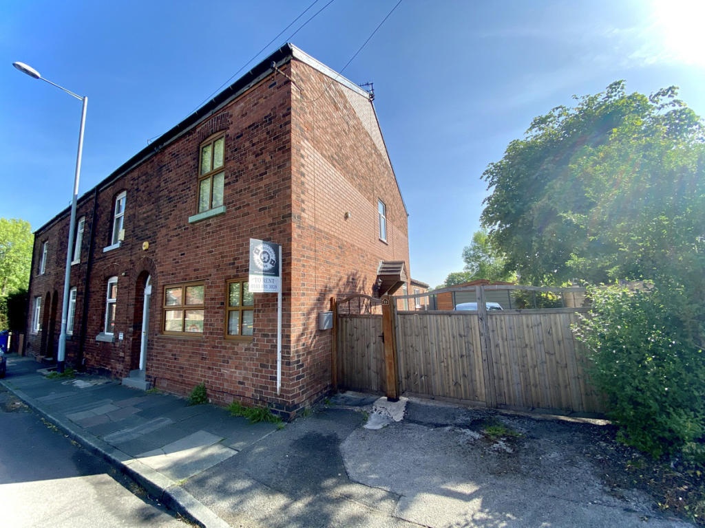 Bredbury, Stockport 3 Bed Terraced House, Lane, SK6 To Rent