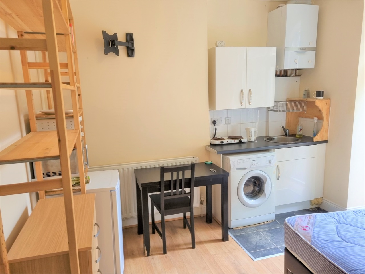London Studio Flat, Stapleton Hall Road, N4 To Rent Now for £1,200.