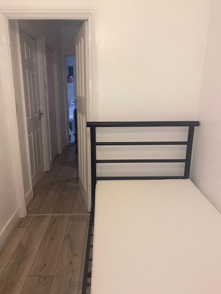 Mitcham, Surrey, London Room in a Shared House, Mitcham, CR4 To