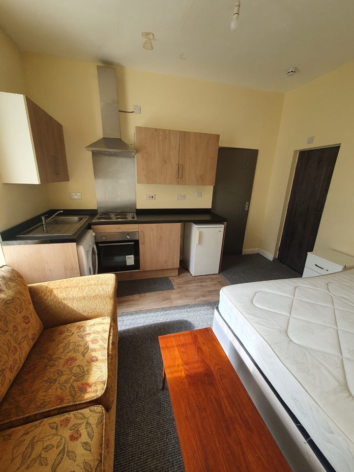 Allerton, Bradford Studio Flat, Grape Street, BD15 To Rent Now for