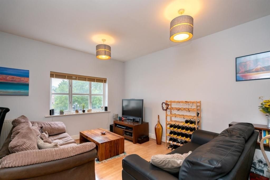 Northchurch, Berkhamsted 2 Bed Flat, High Street, HP4 To Rent Now