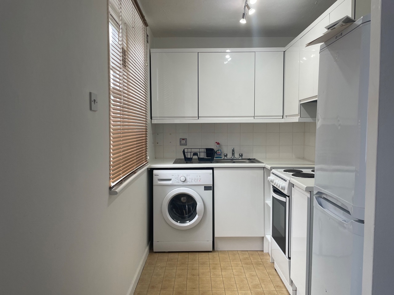 West Drayton Studio Flat, Knowles Close, UB7 To Rent Now for £1,050.00 p/m