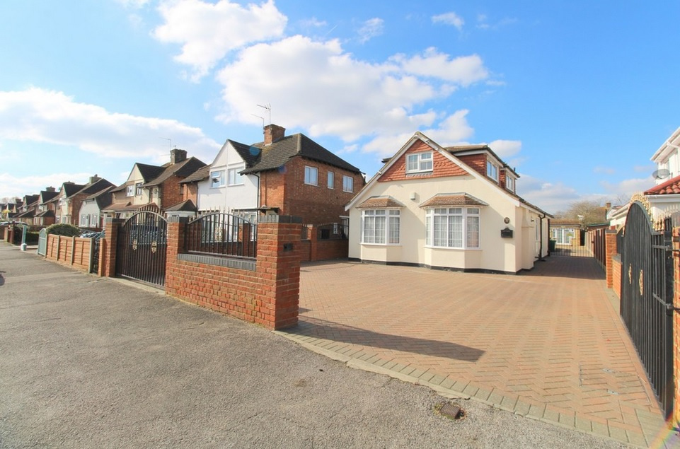 Ashford 4 Bed Detached House, Desford Way, TW15 To Rent Now for £2,300.00 p/m
