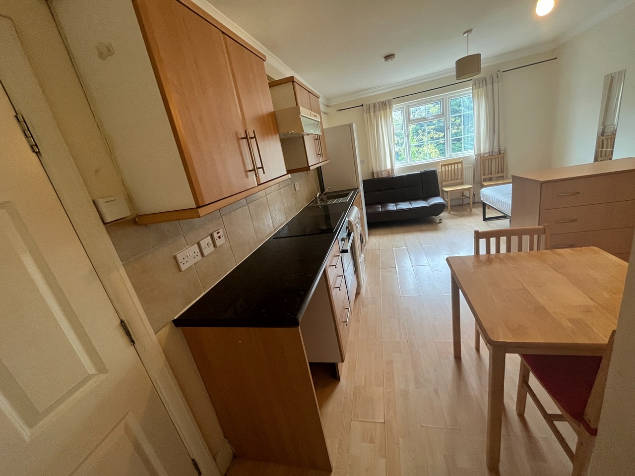 London Studio Flat, Allington Road, NW4 To Rent Now for £1,000.00 p/m