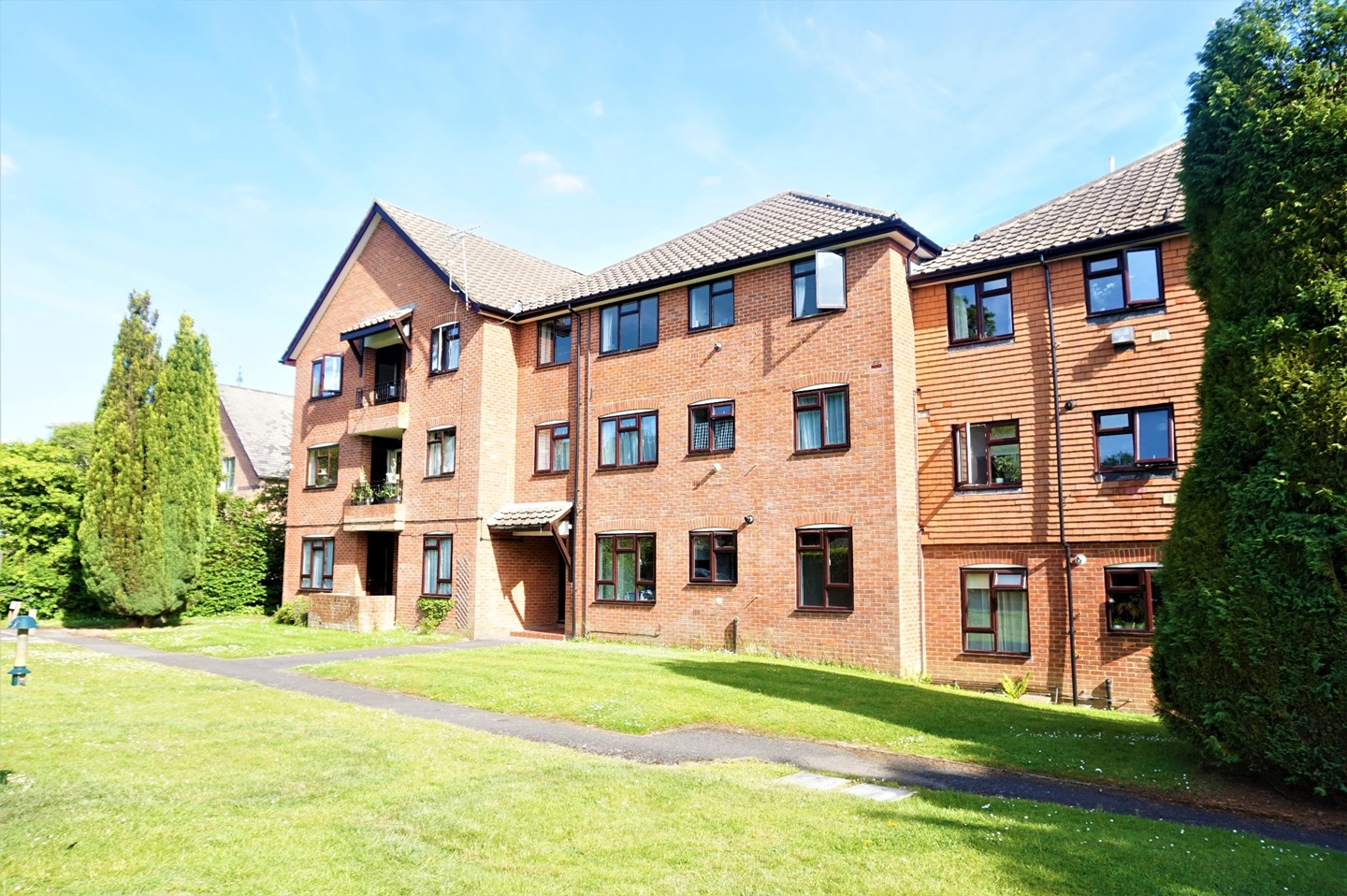 Farnborough 1 Bed Flat, Clockhouse Road, GU14 To Rent Now for £995.