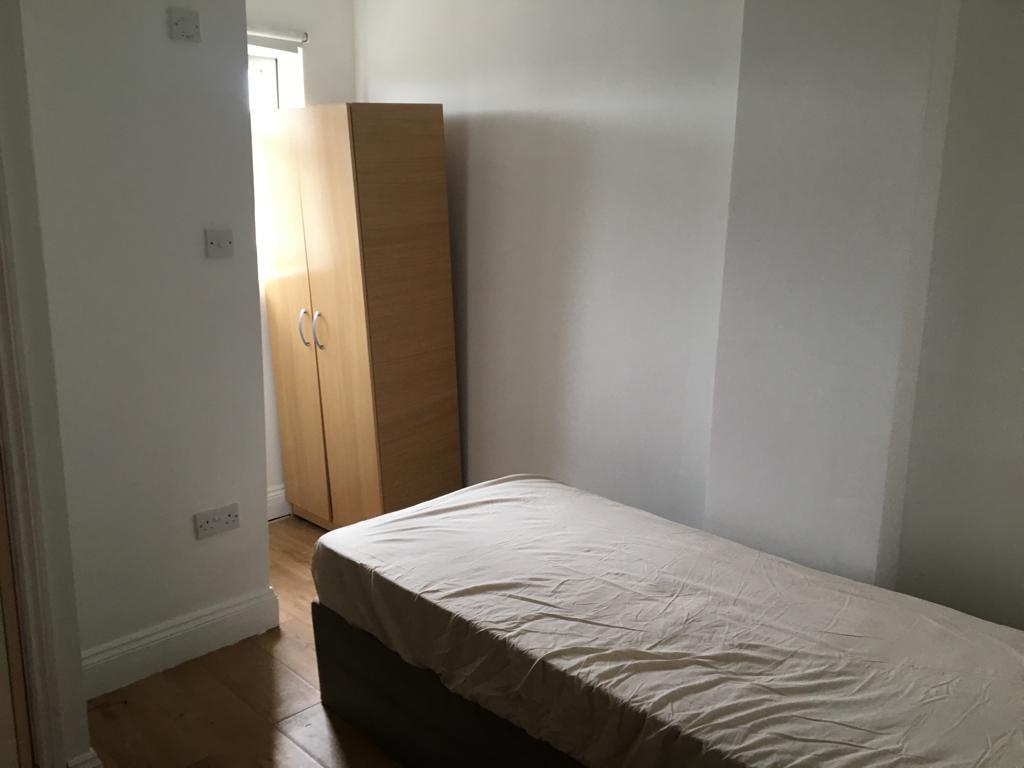 Ilford Room in a Shared House, Eastern Avenue, IG2 To Rent Now for