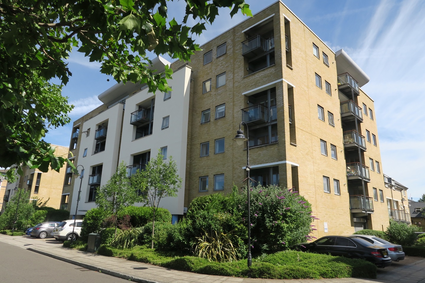 London 2 Bed Flat, Shackleton Court, E14 To Rent Now for £2,100.00 p/m