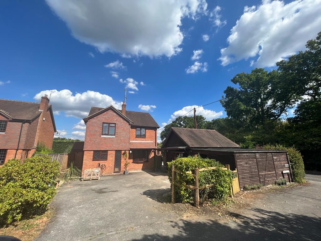 Bucks Horn Oak, Farnham Room in a Shared House, Binsted Road, GU10