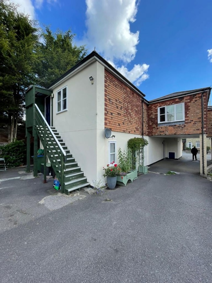 Dunton Green, Sevenoaks Studio Flat, London Road, TN13 To Rent Now for £800.00 p/m