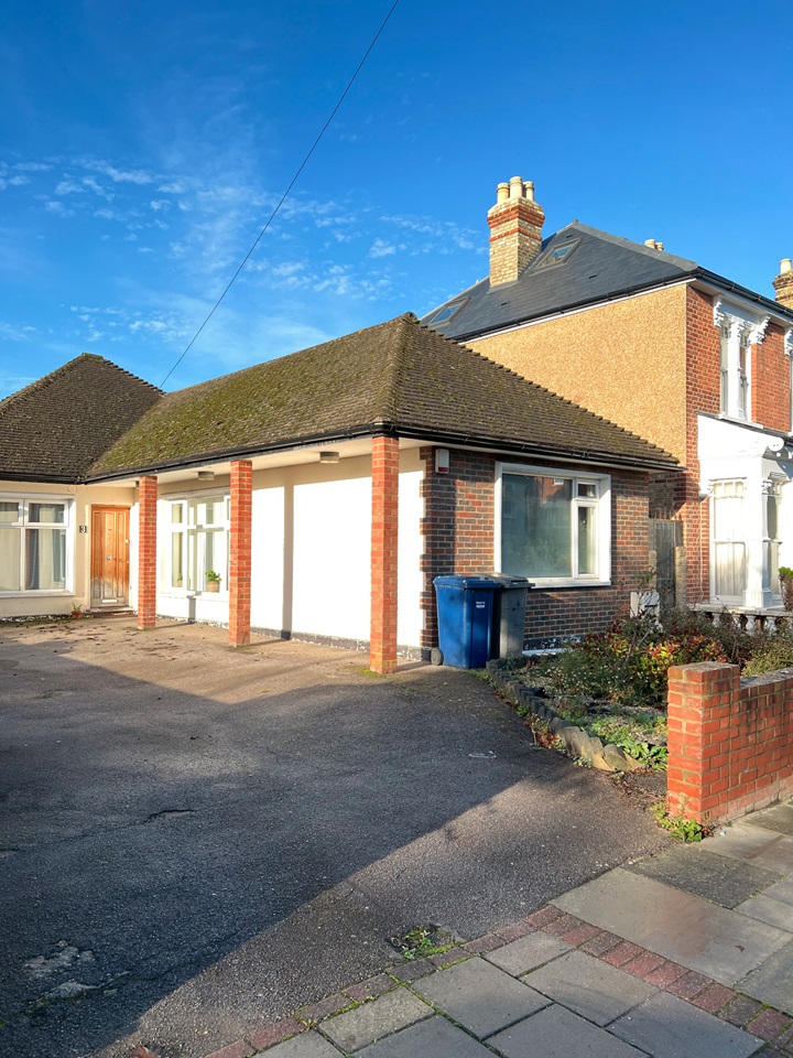 London 2 Bed Bungalow, Macdonald Road, N11 To Rent Now for £2,000.