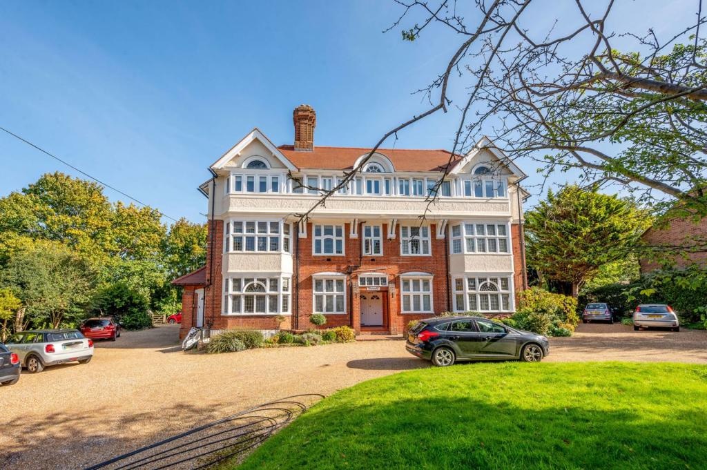 Guildford 1 Bed Flat, Lower Edgeborough Road, GU1 To Rent Now for £