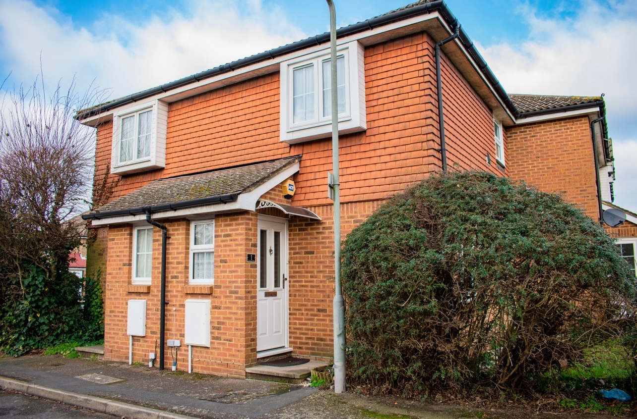 Stanwell, StainesUponThames 1 Bed Terraced House, Pinewood Mews