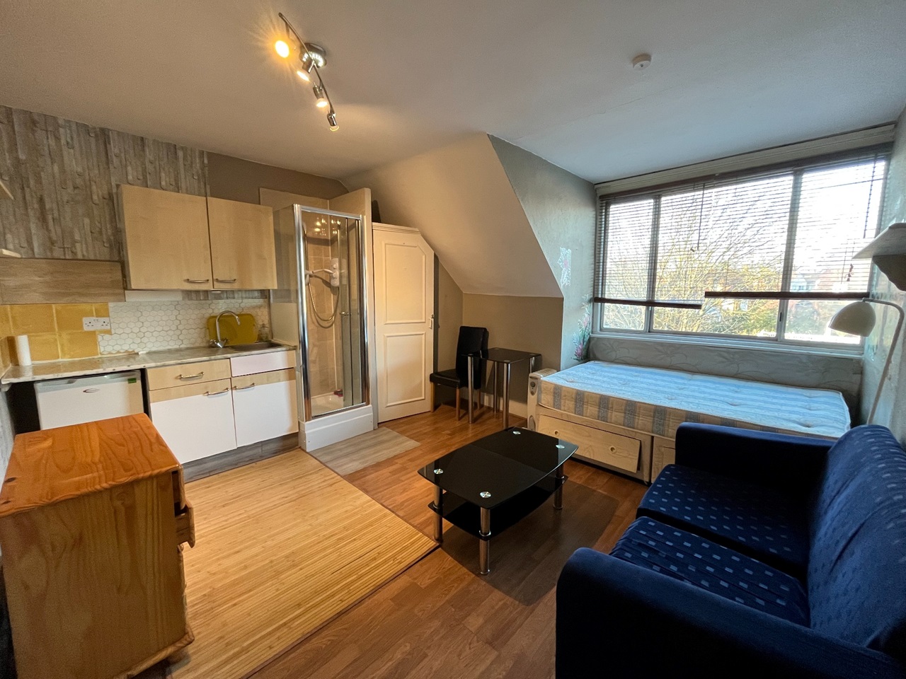 London Bedsit, Bath Road, W4 To Rent Now for £999.00 p/m