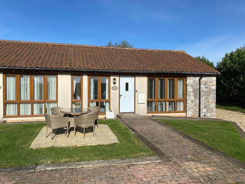 Hewish, WestonSuperMare 2 Bed Bungalow, West Rolstone Court, BS24