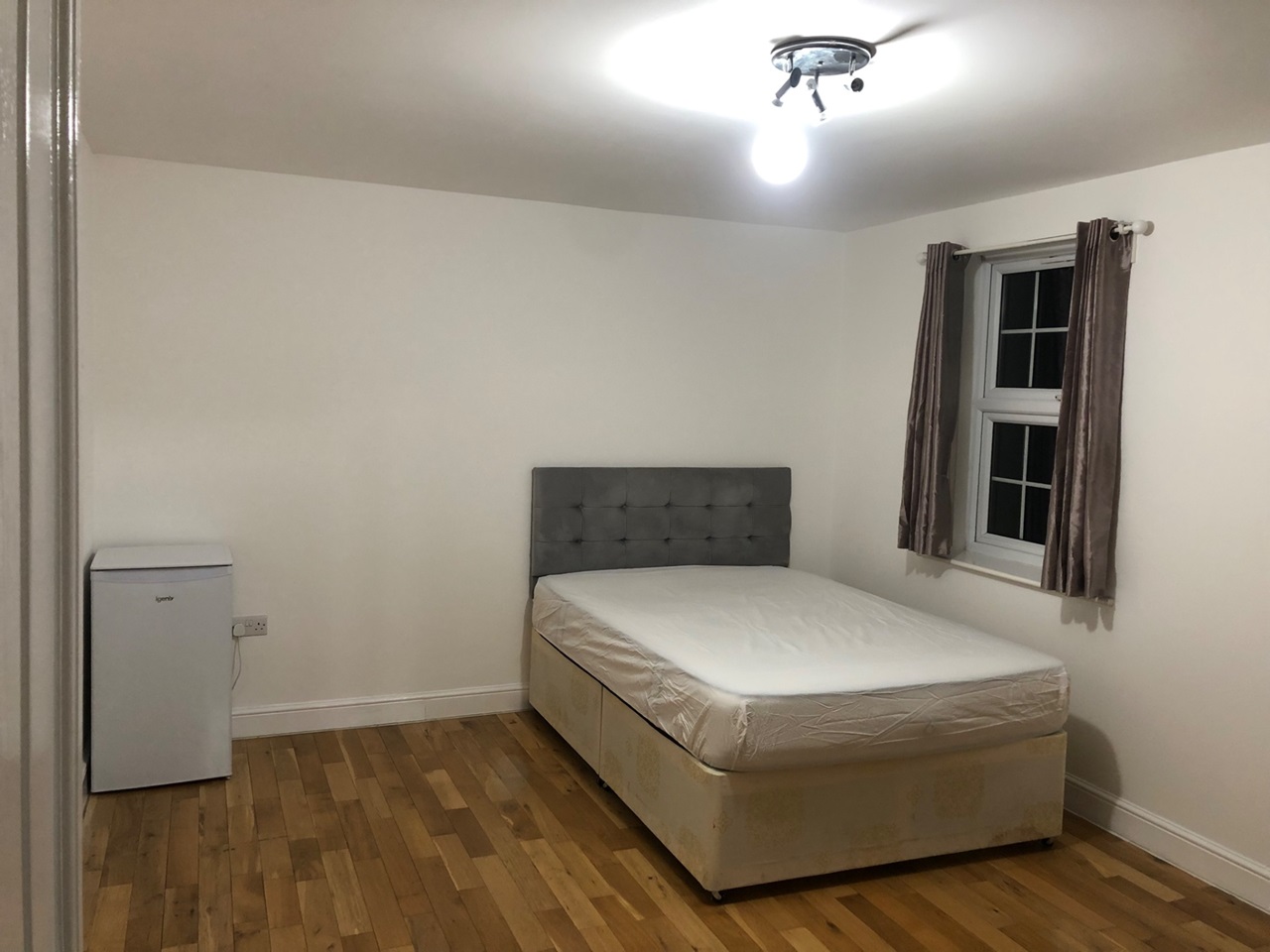 Woodford Green Room in a Shared House, Chigwell Road, IG8 To Rent