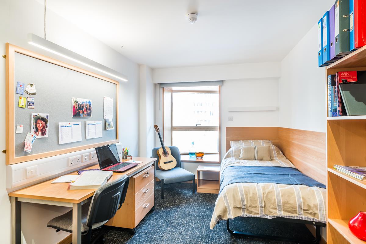 Edinburgh Room in a Shared Flat, Holyrood Road, EH8 To Rent Now for