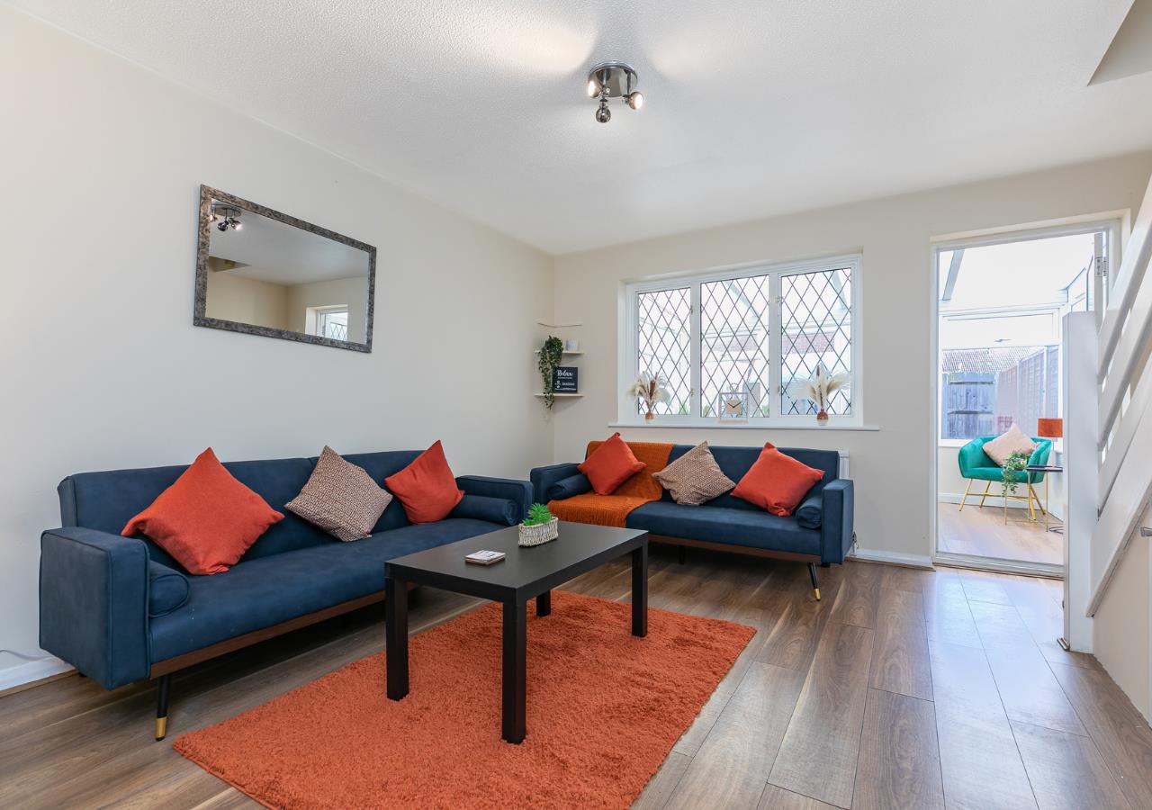 Uxbridge 2 Bed Detached House, Tanglewood Close, UB10 To Rent Now