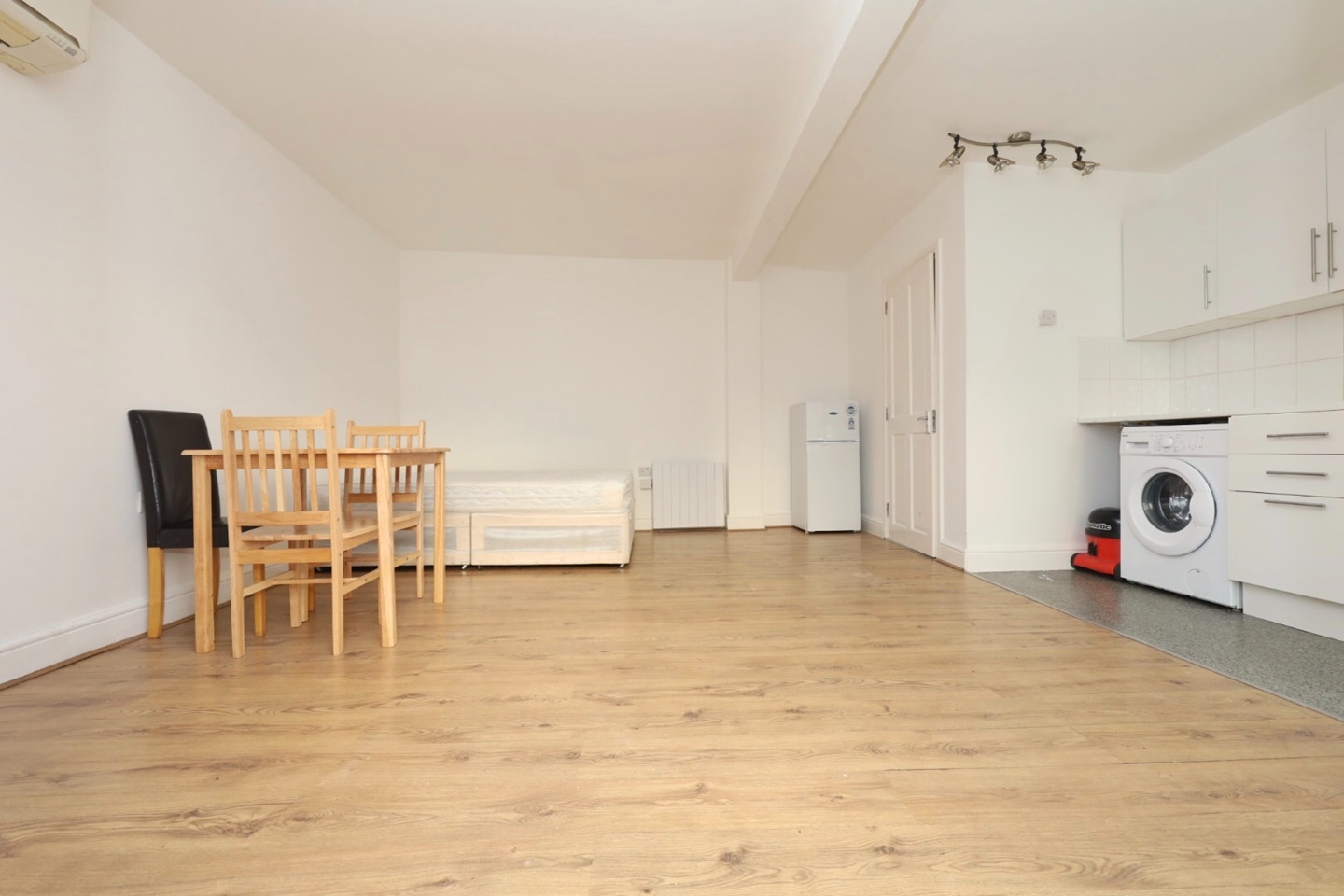 Hounslow, Studio Flat, Vendale Villas, TW14 To Rent Now for £925.00 p/m