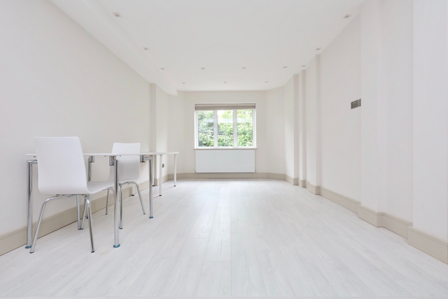 Esher, 1 Bed Flat, Hillcrest Gardens, KT10 To Rent Now for £1,295.