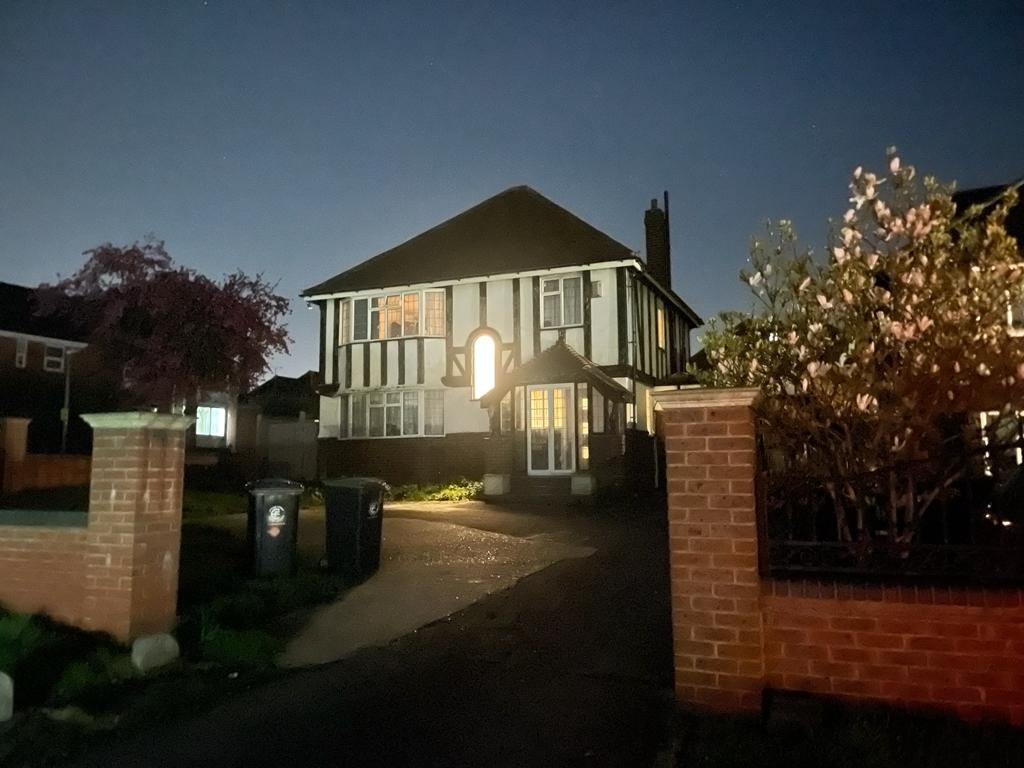 Chigwell Room in a Shared House, Manor Road, IG7 To Rent Now for £1,000.00 p/m