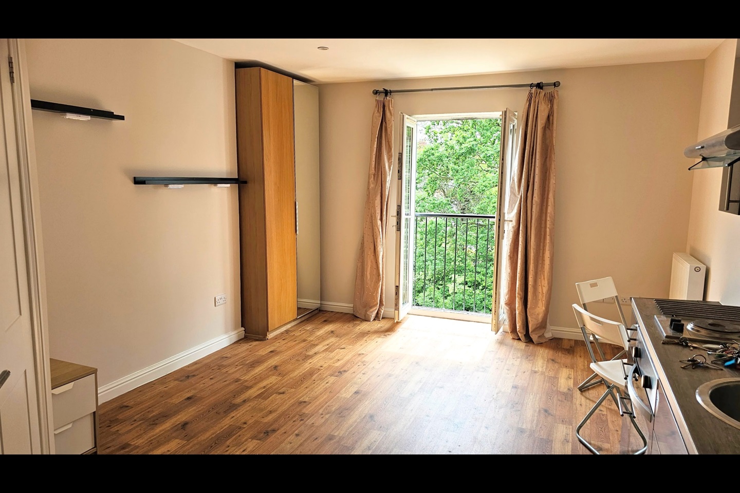 London Bedsit, Barclay Rd, CR0 To Rent Now for £900.00 p/m