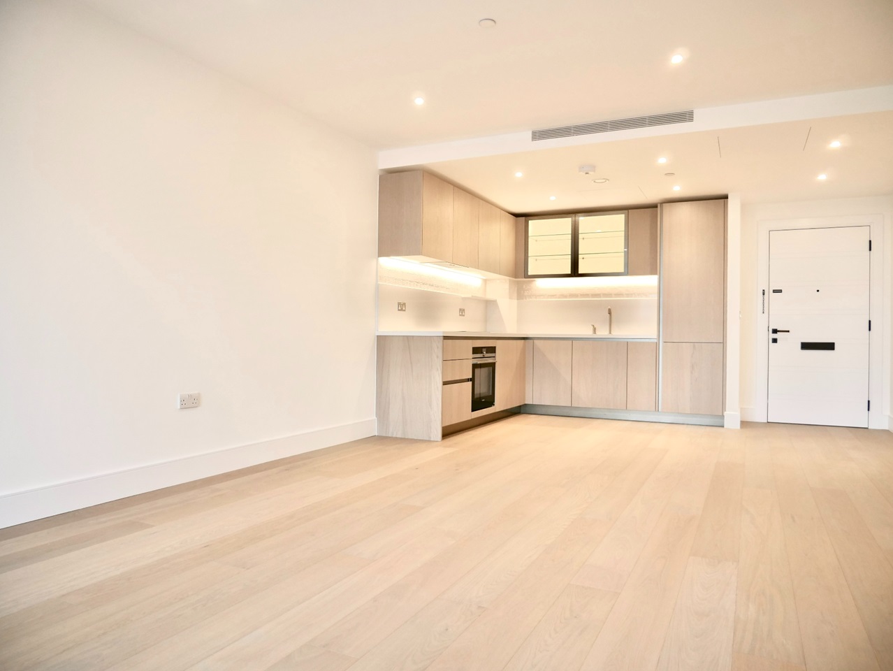 London 1 Bed Flat, Bowden House, SW11 To Rent Now for £2,946.67 p/m