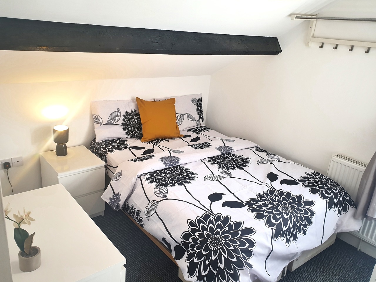 Bloxwich, Walsall Room in a Shared House, Station Hotel, WS3 To