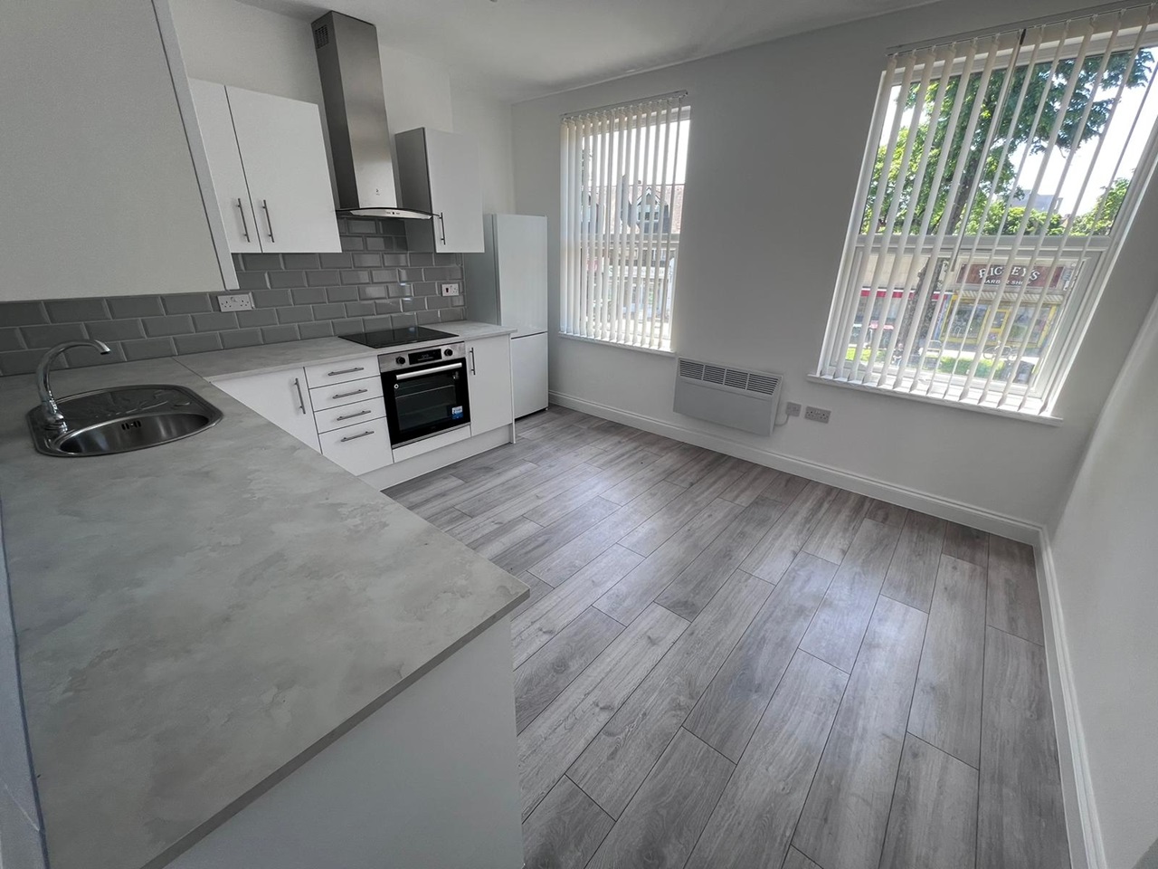 Mitcham - Studio Flat, Upper Green East, CR4 - To Rent Now for £1,000.