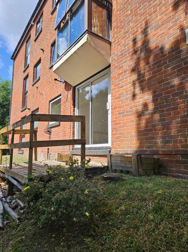 Farnham 2 Bed Flat, Rowhills, GU9 To Rent Now for £1,100.00 p/m