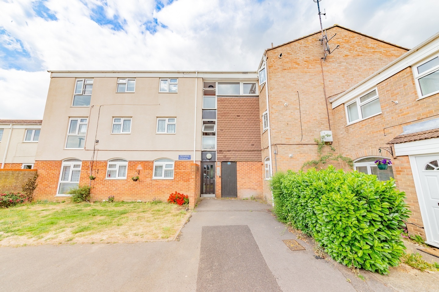 Slough Room in a Shared Flat, Pentland Road, SL2 To Rent Now for £600.00 p/m