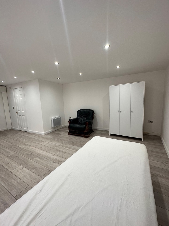 Hounslow Studio Flat, Hounslow, TW3 To Rent Now for £1,100.00 p/m