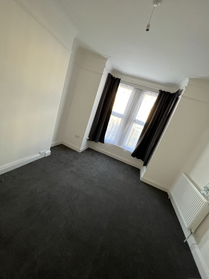 Ilford 2 Bed Flat, Courtland Avenue, IG1 To Rent Now for £1,650.00 p/m