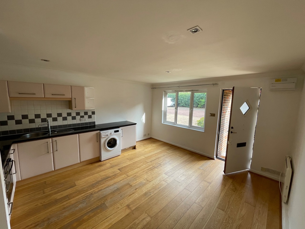 SunburyOnThames 1 Bed Flat, Benwell Court, TW16 To Rent Now for £