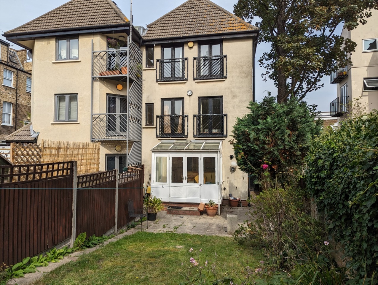 London 6 Bed SemiDetached House, Kiver Road, N19 To Rent Now for £