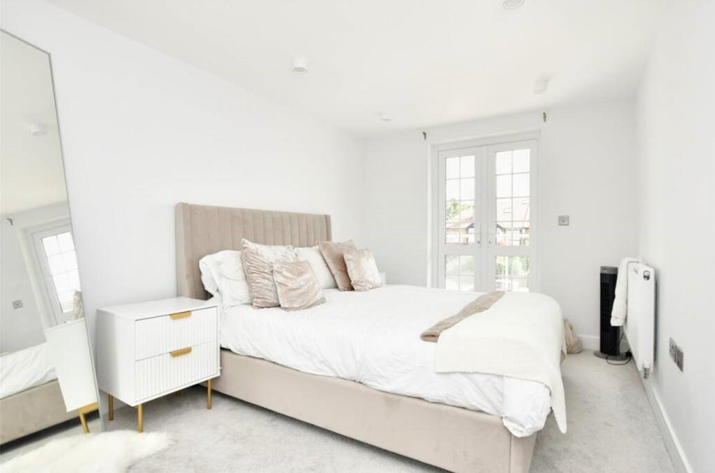 Coulsdon 2 Bed Flat, Grandview Heights, CR5 To Rent Now for £1,750.