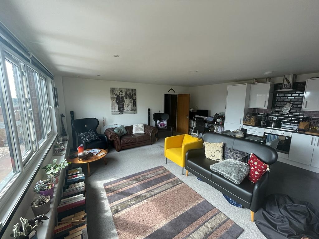 East Grinstead 2 Bed Flat, Cantelupe Road, RH19 To Rent Now for £