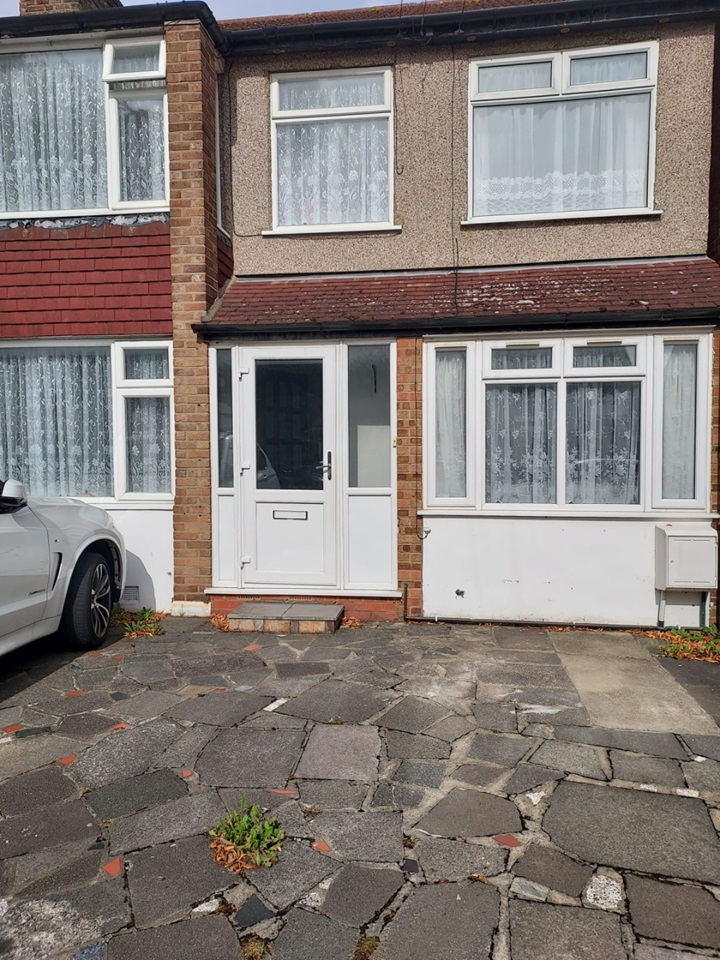 Hornchurch Studio Flat, Birch Crescent, RM11 To Rent Now for £1,000