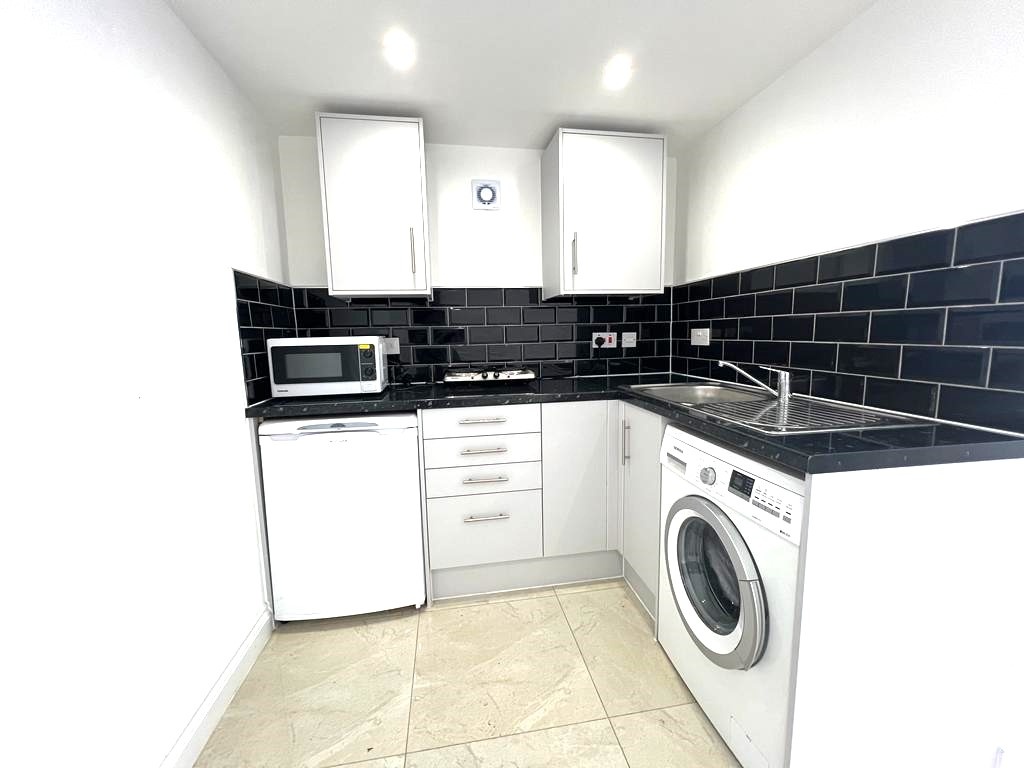 Dagenham Studio Flat, Beverley Road, RM9 To Rent Now for £1,050.00 p/m
