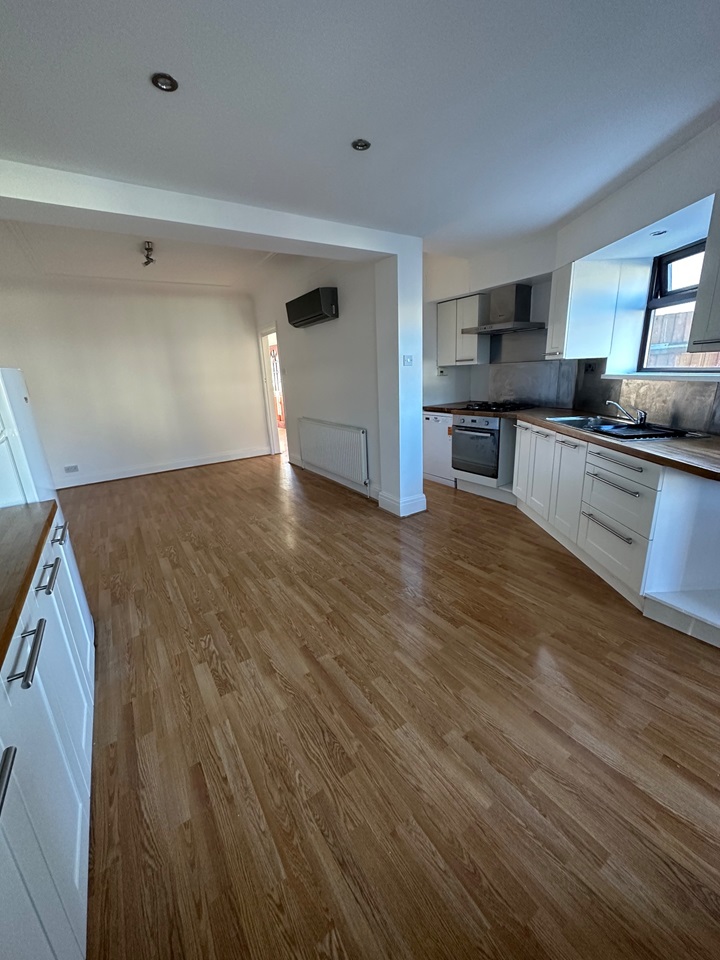 Harrow 4 Bed SemiDetached House, Kenmore Avenue, HA3 To Rent Now for £2,900.00 p/m