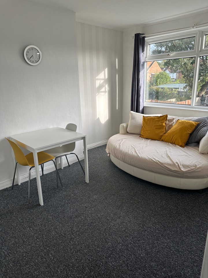 Loughton 2 Bed Flat, Cheltenham Gardens, IG10 To Rent Now for £