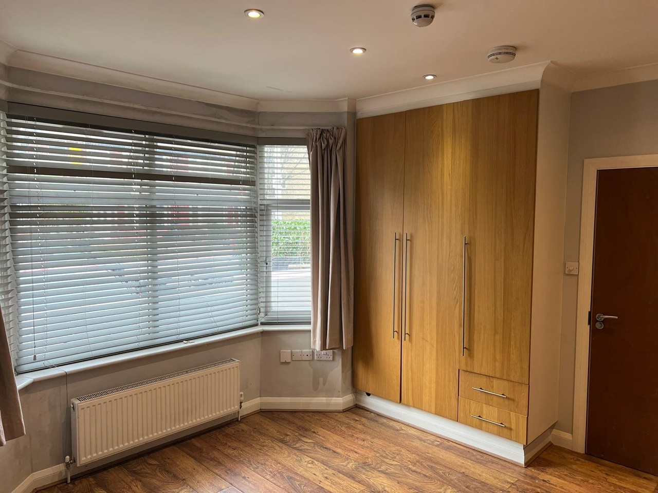 London Room in a Shared House, Thornwood Close, E18 To Rent Now for