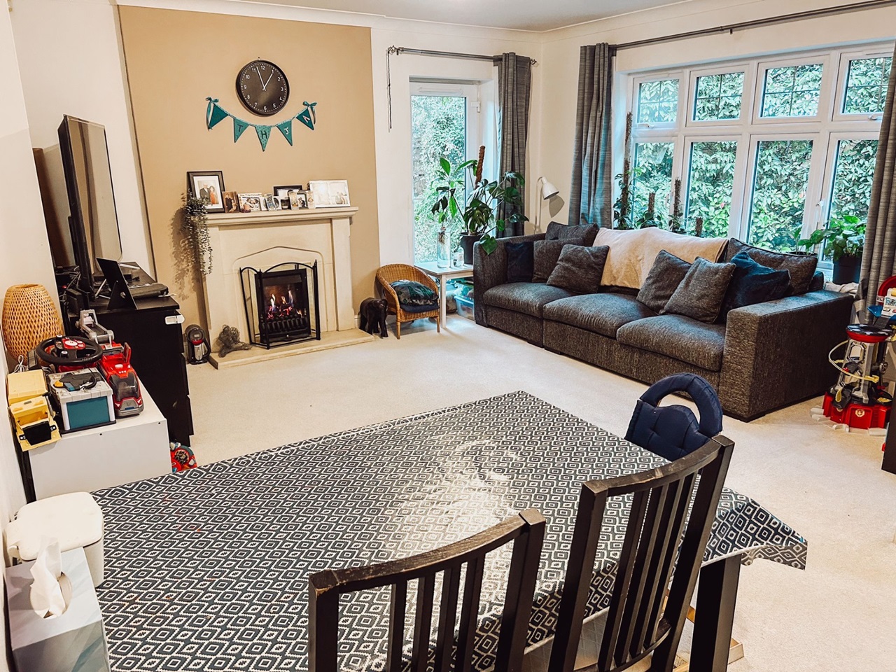 Weybridge 2 Bed Flat, St Avenue, KT13 To Rent Now for £