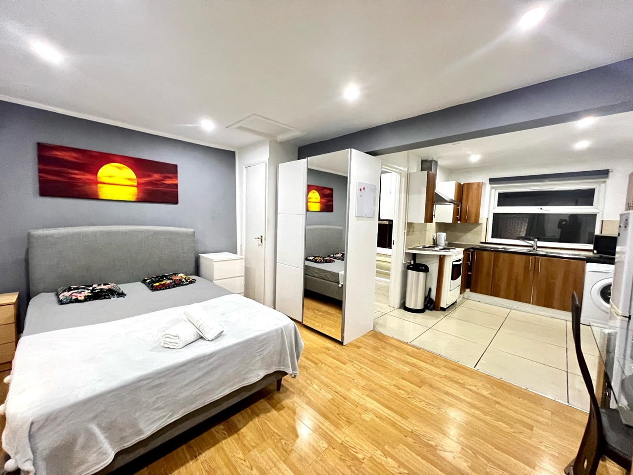 London Studio Flat, Bethnal Green Road, E2 To Rent Now for £1,700.00 p/m