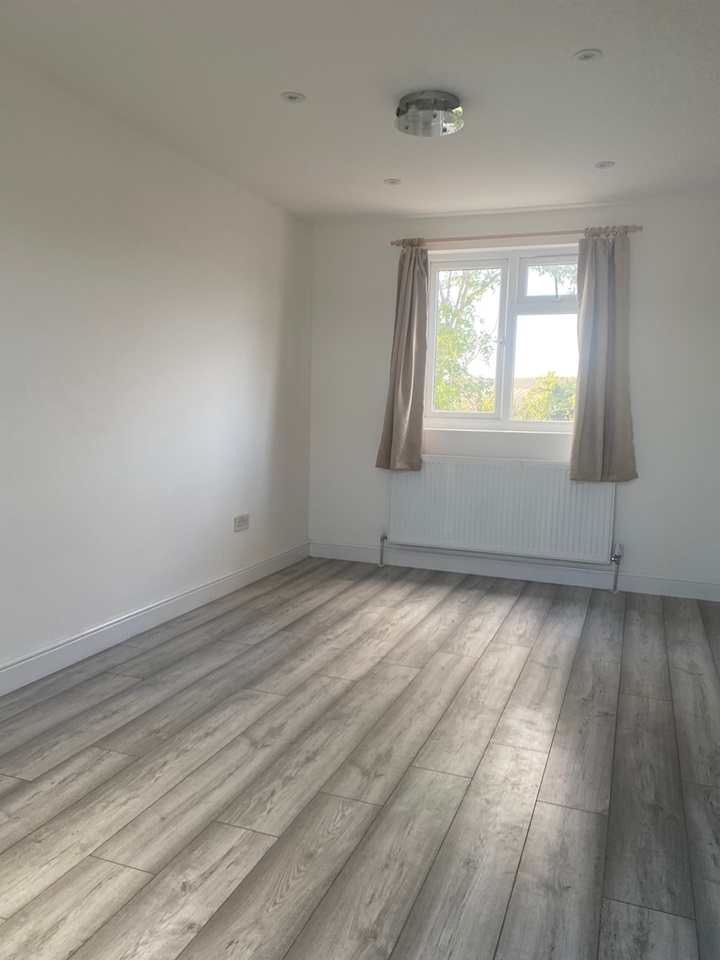 Pinner Studio Flat, Beaulieu Drive, HA5 To Rent Now for £1,100.00 p/m